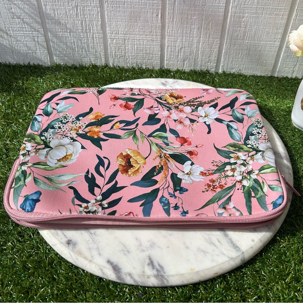 MYTAGALONGS
Jetsetter Pouch In Eden
Blus
Floral Pink  new size 10x 13”